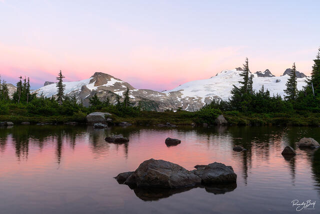 sunset and mount challenger in the north cascades national park and the picket range